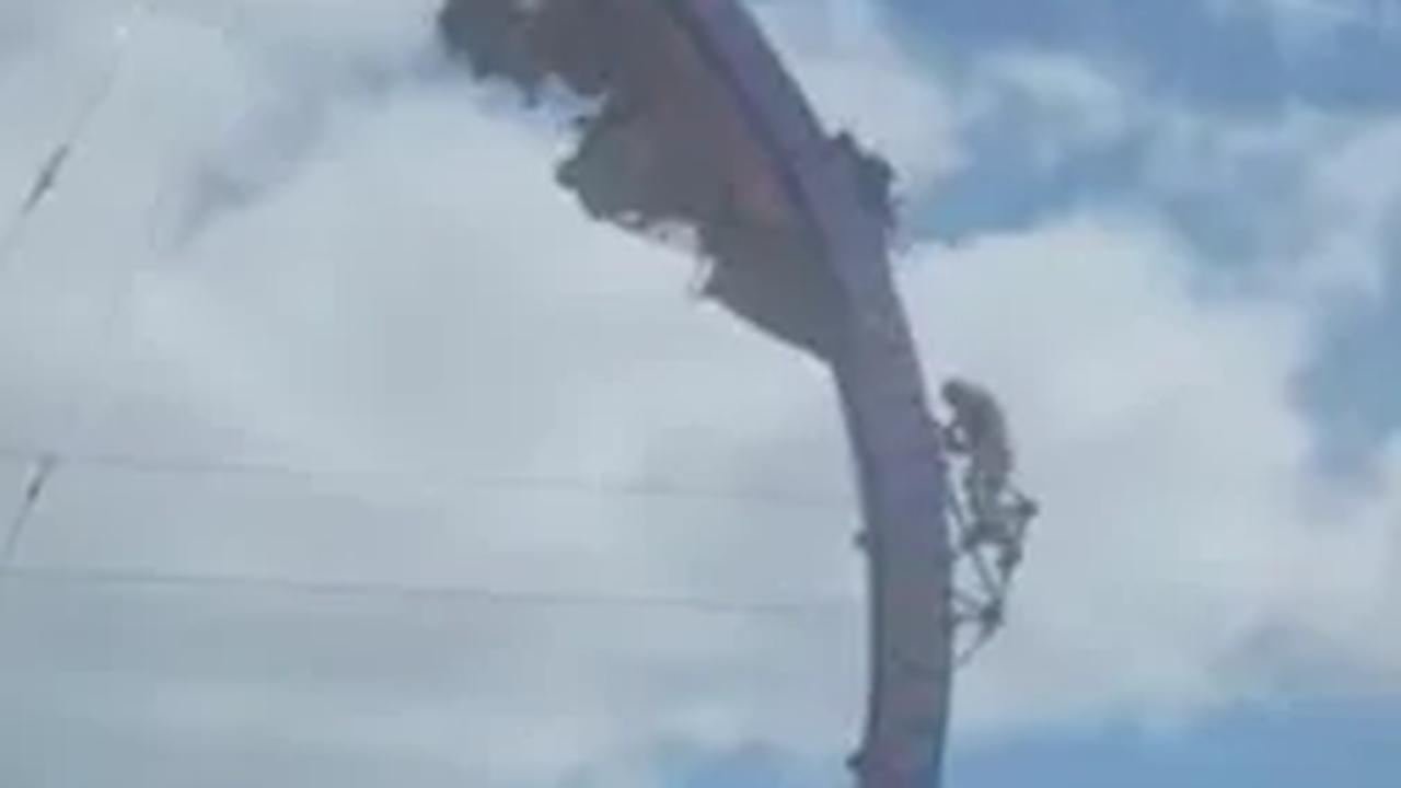 Delapan penumpang rollercoaster terjebak dalam kondisi terbalik di festival Wisconsin, Forest County Festival, Crandon, Amerika Serikat (AS) pada awal pekan ini.