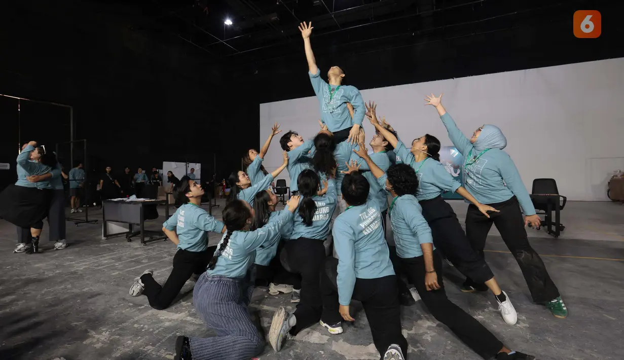 Para pemeran berlatih gerakan dan koreografi dalam sesi latihan Home Sweet Loan The Musical di Jakarta, Senin (14/9/2026). (KLY/Budy Santoso)