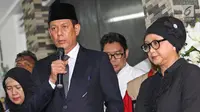 Kepala BNPB Doni Monardo didampingi Menlu Retno Marsudi memberikan sambutan saat serah terima jenazah Kapus Data Informasi dan Humas BNPB Sutopo Purwo Nugroho di rumah duka Raffles Hils, Cimanggis, Depok, Minggu (7/7/2019). Sutopo tutup usia di Guangzhou, China. (Liputan6.com/Herman Zakharia)