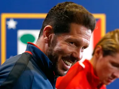 Pelatih Atletico Madrid, Diego Simeone dan penyerang Fernando Torres saat konferensi pers sebelum pertandingan semifinal UEFA Champions League melawan Bayern Munich di stadion Vicente Calderon, Spanyol, (26/04/2016).(REUTERS / Michael Dalder)