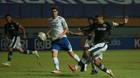 Pemain Persikabo 1973, Ciro Henrique (kanan) menendang bola ke gawang Persib Bandung dalam laga pekan ke-5 BRI Liga 1 2021/2022 di Stadion Wibawa Mukti, Cikarang, Senin (27/9/2021). Kedua tim bermain imbang 0-0. (Bola.com/Ikhwan Yanuar)