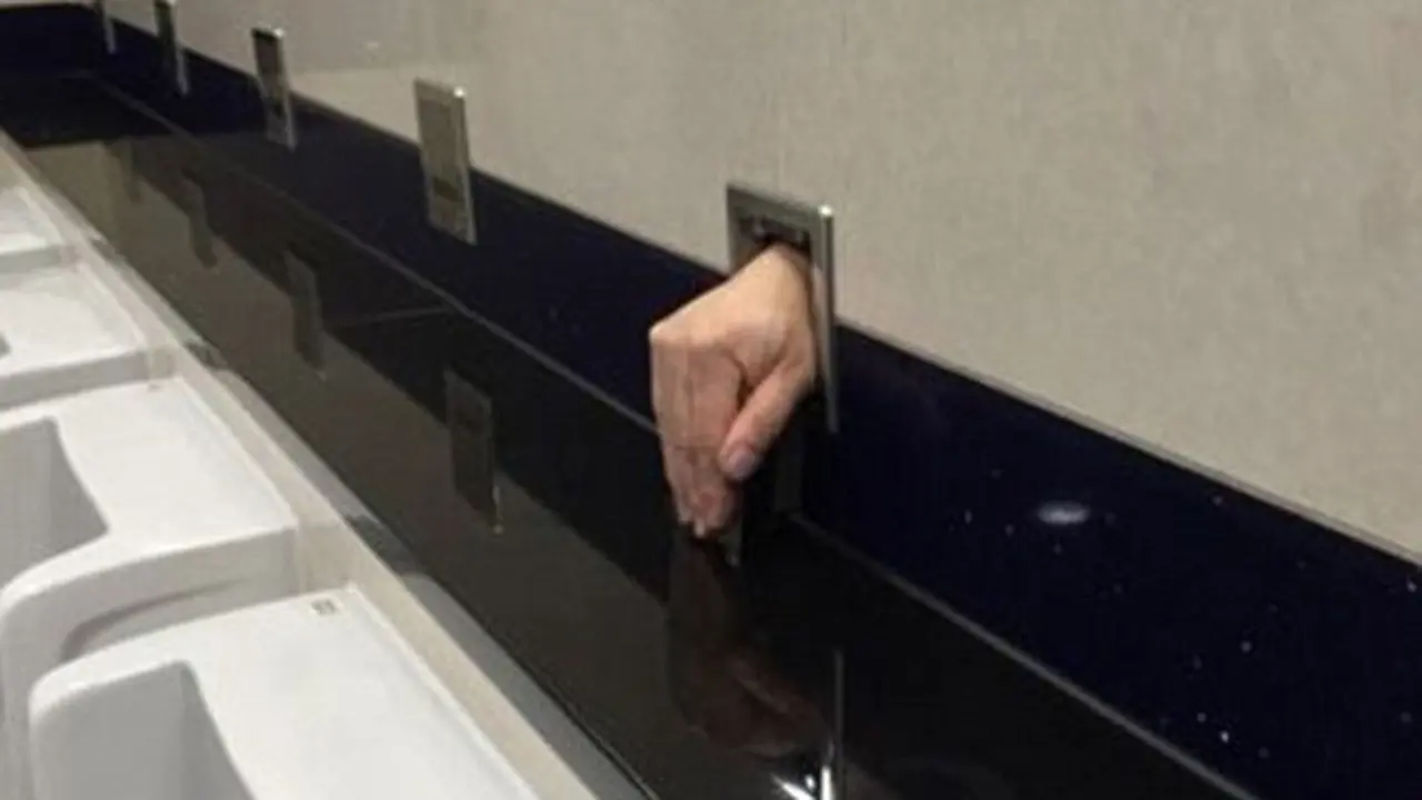 Tangan Misterius Muncul di Dinding Toilet Bandara Hong Kong