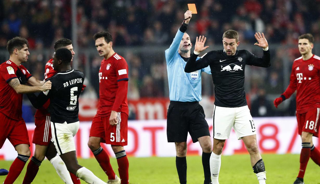 Pemain RB Leipzig, Stefan Ilsanker, mendapat kartu merah saat melawan Bayern Munich pada laga Bundesliga di Allianz Arena, Kamis (20/12). Bayern Munich menang 1-0 atas RB Leipzig. (AP/Matthias Schrader)