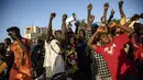 Kerumunan merayakan pengumuman bahwa Letnan Kolonel Paul Henri Sandaogo Damiba mengambil kendali negara di Ouagadougou, Burkina Faso, Senin (24/1/2022). Militer Burkina Faso mengklaim kudeta dilakukan tanpa kekerasan dan menyatakan mereka yang ditahan berada di lokasi yang aman. (AP/Sophie Garcia)