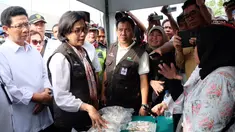 Menkeu Sri Mulyani berinteraksi dengan nasabah pembiayaan Ultra Mikro (UMi) Pusat Investasi Pemerintah Kementerian Keuangan di Belawan, Medan, Sumatera Utara, Selasa (16/1/). UMi memberi kredit sebesar Rp 1 juta-Rp 10 juta. (Liputan6.com/Reza Efendi)