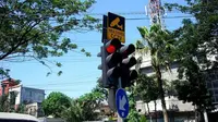 Seluruh Simpang Lampu Lalu Lintas di Surabaya Pakai Solar Cell pada 2021