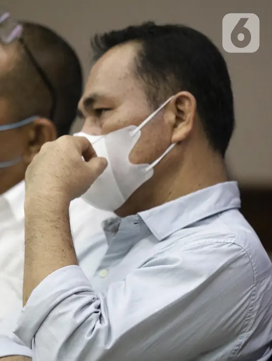 Terdakwa dugaan korupsi di Pemerintahan Kabupaten Langkat, Muara Perangin-angin sesaat sebelum menjalani sidang tuntutan di Pengadilan Tipikor, Jakarta, Senin (6/6/2022). Adapun Muara diduga menjadi penyuap Bupati nonaktif Langkat Terbit Rencana Perangin-Angin. (Liputan6.com/Helmi Fithriansyah)