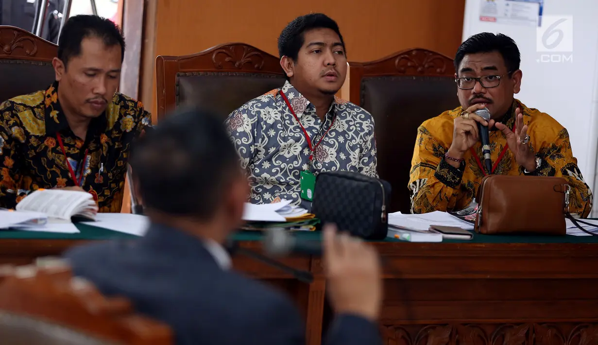 Tim kuasa hukum Setya Novanto memberikan pertanyaan pada saksi ahli dalam sidang lanjutan praperadilan di PN Jakarta Selatan, Senin (11/12). Sidang kali ini beragenda mendengarkan keterangan tiga saksi ahli dari pihak Novanto. (Liputan6.com/Johan Tallo)