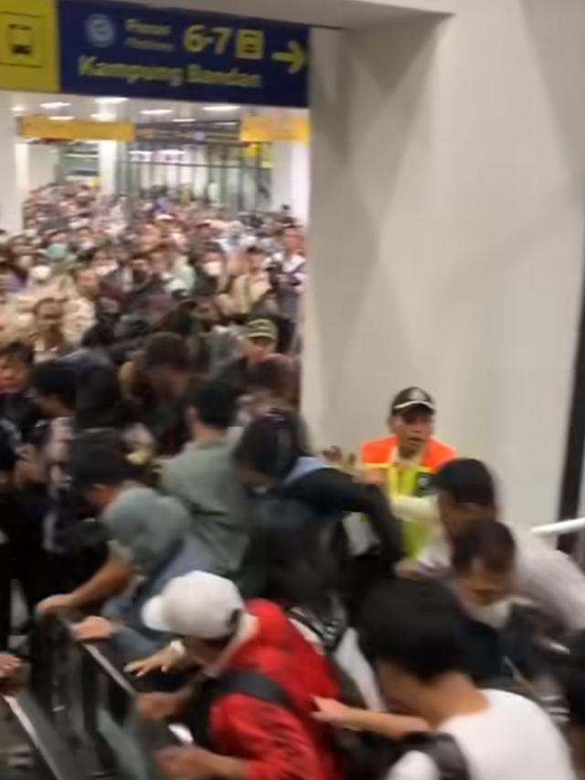 Video viral merekam detik-detik kepanikan para penumpang KRL yang hendak menaiki eskalator di Stasiun Manggarai, Jakarta Selatan.