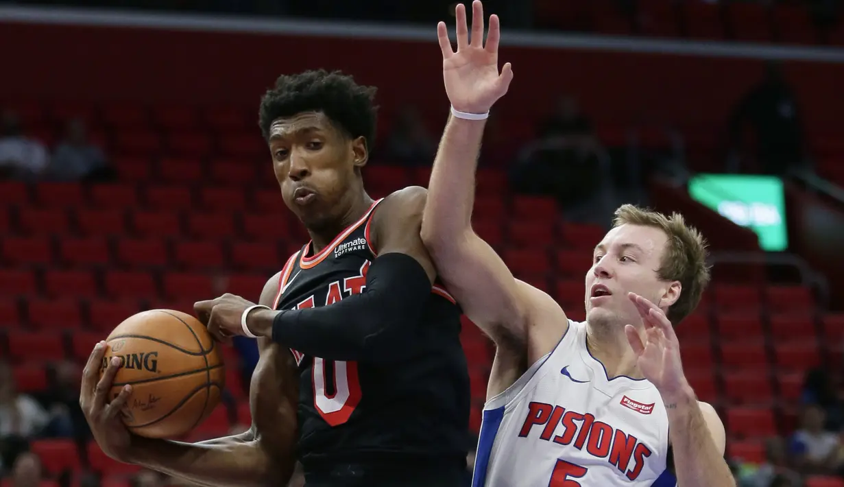 Pemain Miami Heat, Josh Richardson (0)  mencoba melewati adangan pemain Detroit Pistons, Luke Kennard (5) pada laga NBA basketball game di Little Caesars Arena, Detroit, (12/11/2017). Detroit Pistons menang 112-103. (AP/Duane Burleson)