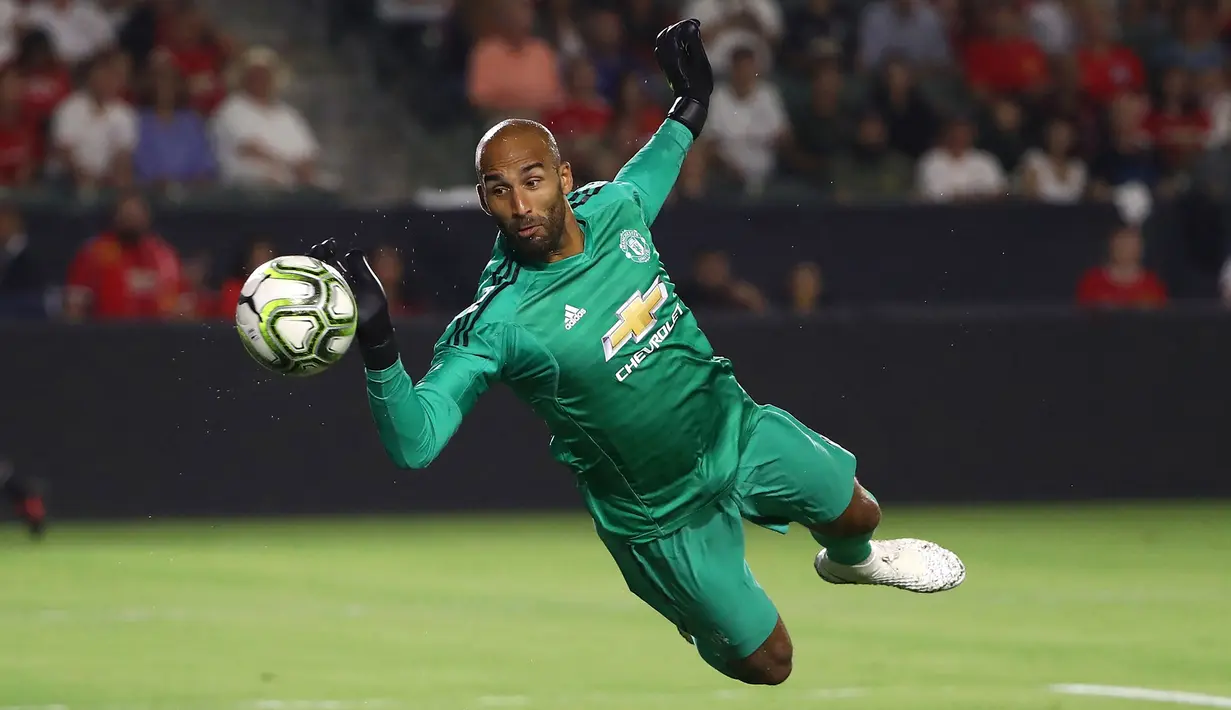 Lee Grant. Kiper asal Inggris ini didatangkan Manchester United dari Stoke City pada 2018/2019. Ia baru tampil 2 kali hingga musim 2021/2022 ini. Ia memang diproyeksikan sebagai kiper ketiga di bawah David De Gea dan Dean Henderson. (AFP/Getty Images/Victor Decolongon)