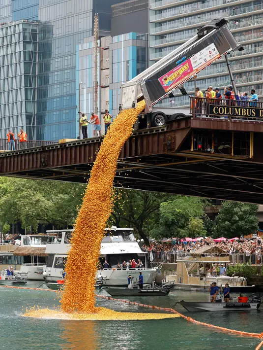 Sebelum dituang ke sungai, setiap bebek karet itu diadopsi oleh warga dengan harga 5 dollar AS. (KAMIL KRZACZYNSKI / AFP)