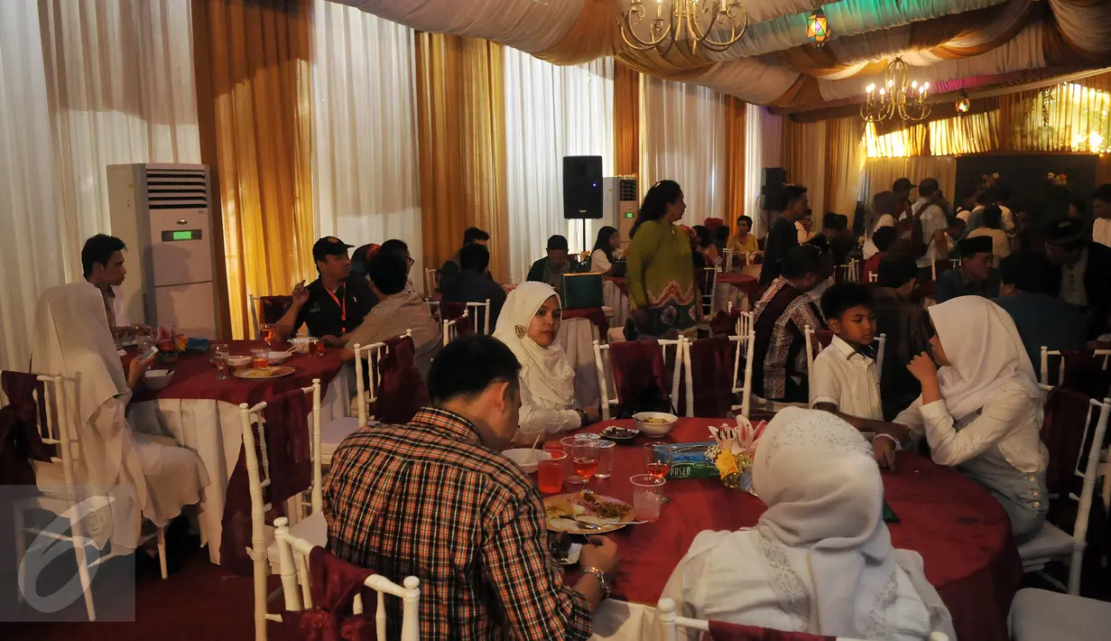 Suasana Open House di rumah Ketua DPR Ade Komarudin di Rumah Dinas Ketua DPR, Jakarta, Rabu (6/7). Sejumlah pejabat negara hadir dalam Open House Hari Raya Idul Fitri 1347 H dirumah ketua DPR.(Liputan6.com/JohanTallo)