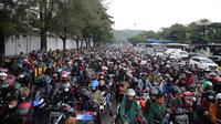 Pemudik bersepeda motor antre untuk memasuki Pelabuhan Merak di Banten, Sabtu (30/4/2022). Pelabuhan Merak dipadati puluhan ribu pemudik berkendaraan roda yang akan menyebrang ke pulau Sumatra. (Liputan6.com/Angga Yuniar)