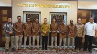 Kepala Staf Kepresidenan saat menerima 6 anak muda Papua dalam audiensi Papua membangun Indonesia. (Liputan6.com/ KSP)