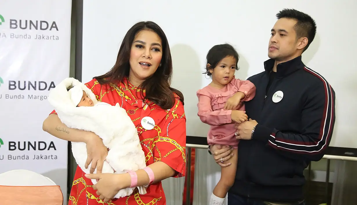 Menurut sang suami, nama itu memiliki makna khusus bagi keluarganya. Menurutnya, nama bayi tersebut merupakan pemberian dari keluarga besarnya. "Nama dari kita. Dan kakek nenek juga suka ya dari keluarga lah," jelas Aufar. (Bambang E. Ros/Bintang.com)