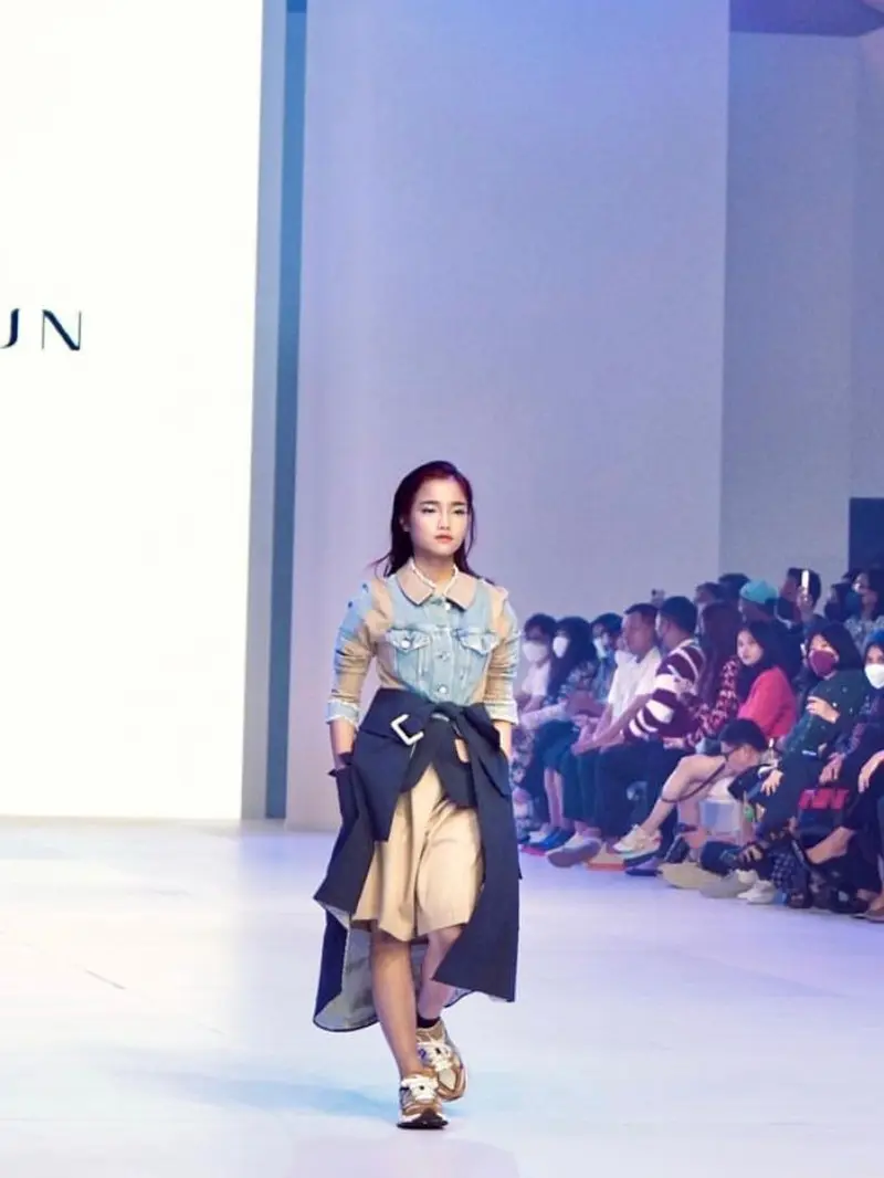 6 Potret Gaya Fierce Fuji Tampil Perdana di Jakarta Fashion Week 2023, Pakai Koleksi Rinda Salmun