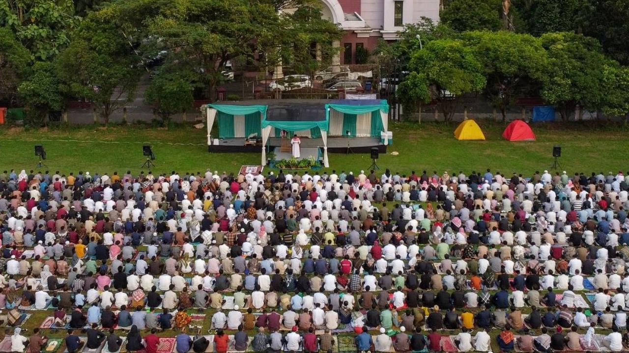 Umat Muslim di Depok melaksanakan Salat Iduladha 1445 Hijriah di Lapangan Lembaga Cornelis Chastelein yang terletak tepat di depan Gereja Bethel Indonesia. Foto: merdeka.com / Arie Basuki<br>