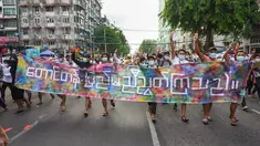 Pengunjuk rasa memberi hormat tiga jari sambil memegang spanduk bertuliskan, "Bukit dan Wilayah Tengah bersatu" di Yangon (3/6/2021). Demonstran pro-demokrasi turun ke jalan di kota-kota di Myanmar untuk mengecam militer, menandai empat bulan sejak menggulingkan pemerintah terpilih. (AFP/STR)