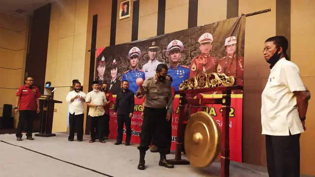 Salah satu perwira di Polres Tasikmalaya, ikut memukul gong pembukaan launching Bimbel Arjuna 12 di Kota Tasikmalaya, Jawa Barat.