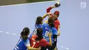 Pemain bola tangan putri Indonesia, Gadis Risma Septiananda (kanan) mencoba lolos dari adangan pemain Hong Kong pada kualifikasi posisi 7-8 Bola Tangan Putri Asian Games 2018 di GOR POPKI, Jakarta, Rabu (29/8). (Liputan6.com/Helmi Fithriansyah)