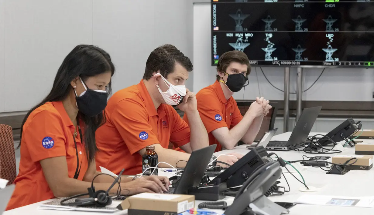Aktivitas anggota tim helikopter Ingenuity bersiap untuk menerima downlink data yang menunjukkan apakah helikopter menyelesaikan penerbangan pertamanya di planet Mars dari Fasilitas Operasi Penerbangan Luar Angkasa, Laboratorium Propulsi Jet NASA, 19 April 2021. (Handout/NASA/JPL-CALTECH/AFP)