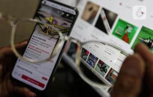 Warga mengenakan ponsel mencari barang yang ingin dibeli di platform digital di Jakarta, Rabu (15/6/2022). Direktorat Jenderal Pajak (DJP) Kementerian Keuangan berencana menarik bea meterai Rp10 ribu untuk pelanggan platform digital termaksuk belanja online di e-commerce, untuk di atas pembelian Rp5 juta rupiah. (Liputan6.com/Johan Tallo)