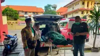 Jenazah Su diantar dengan menggunakan ambulans RSUD Jombang dan tiba di kediamannya, Kelurahan Kepatihan Jombang, dan dimakamkan. (Istimewa)