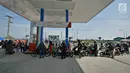 Pemudik sepeda motor mengantre saat mengisi bahan bakar di SPBU kawasan Brebes, Jawa Tengah, Minggu (2/6/2019).  Sejumlah SPBU di Brebes terpantau ramai oleh para pemudik yang mengisi bahan bakar kendaraannya. (Liputan6.com/Herman Zakharia)