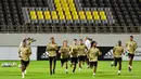 Para pemain Real Madrid melakukan pemanasan selama sesi latihan di King Abdullah Sport City di kota pelabuhan Arab Saudi, Jeddah (7/1/2020). Real Madrid akan bertanding melawan Valencia pada semifinal Piala Super Spanyol pada Kamis (9/1/2020) dini hari WIB. (AFP/Giuseppe Cacace)