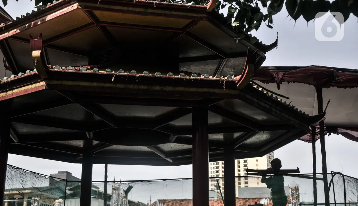 Aktivitas pekerja saat proyek revitalisasi Vihara Dharma Bhakti, Glodok, Taman Sari, Jakarta Barat, Kamis (27/1/2022). Proyek revitalisasi Vihara Dharma Bhakti atau Klenteng Kim Tek Le ditargetkan rampung pada 2023. (merdeka.com/Iqbal S. Nugroho)