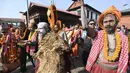 Sadhu atau orang suci Hindu mengambil bagian dalam prosesi keagamaan menjelang festival Hindu 'Maha Shivaratri', di Kathmandu (9/3/2021). (AFP/Prakash Mathema)