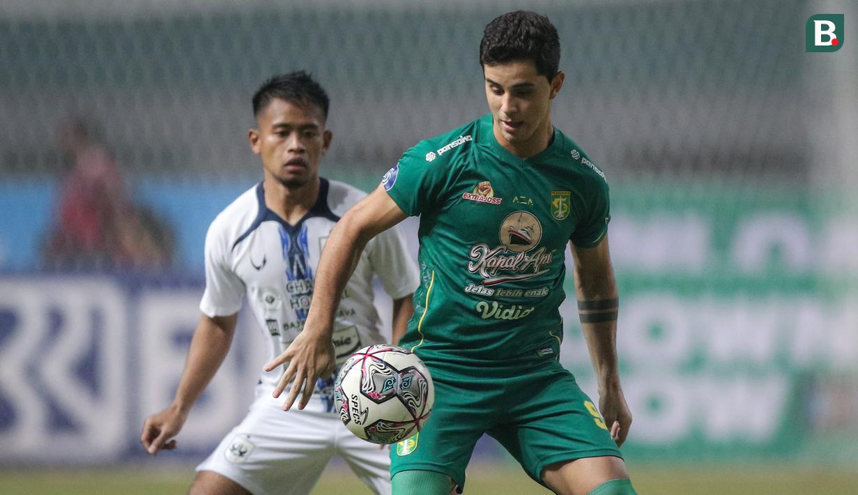 Pemain Persebaya Surabaya, Bruno Moreira Soares (kanan) berusaha melewati pemain PSIS Semarang, Fredyan Wahyu Sugiantoro dalam laga pekan ke-6 BRI Liga 1 2021/2022 di Stadion Wibawa Mukti, Cikarang, Minggu (03/10/2021). (Bola.com/Bagaskara Lazuardi)
