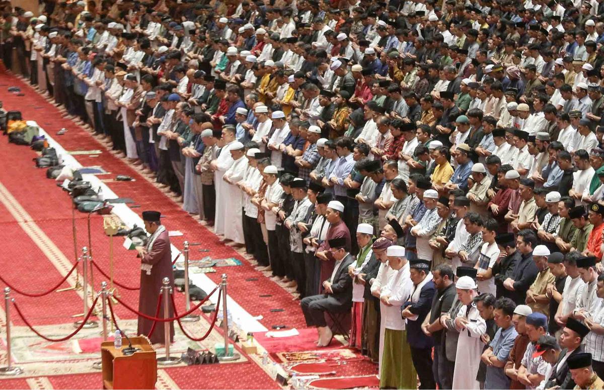 FOTO: Tarawih Pertama  di Bulan Ramadan , Ribuan Umat Islam Padati Mesjid Istiqlal