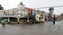 Penampakan banjir di kawasan Perumahan Bulevar Hijau Harapan Indah, Bekasi, Senin (9/2/2015). (Liputan6.com/Panji Diksana)
