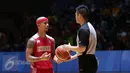 Pebasket Indonesia, Mario Wuysang melakukan protes terhadap kepemimpinan wasit Xiaoguang Yang saat berlaga melawan Filipina di final SEA Games ke-28 di OCBC Arena Singapore, Senin (15/6/2015). Indonesia kalah 64-72. (Liputan6.com/Helmi Fithriansyah)