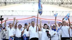 Ketua Umum Partai Demokrat Susilo Bambang Yudhoyono (SBY) (tengah) dan istri Ani Yudhoyono melepas bus pemudik saat mengikuti mudik gratis Demokrat di Parkir Timur Senayan, Jakarta, Minggu (3/7). (Liputan6.com/Faizal Fanani)