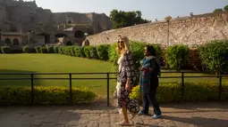 Putri sulung Presiden AS Donald Trump, Ivanka Trump mengelilingi benteng Golconda saat mengunjungi Hyderabad di India, Rabu (29/11). Gaun desainer Indonesia Biyan Wanaatmadja itu memiliki dua motif berbeda di sisi depan dan belakangnya (AP/Manish Swarup)