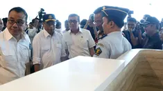 Menteri Hukum dan HAM, Yasonna H Laoly (ketiga kiri) saat meninjau kesiapan petugas imigrasi Bandara Internasional Yogyakarta, Kulon Progo, DI Yogyakarta, Rabu (24/4). Rencananya khusus penerbangan internasional, bandara ini mulai beroperasi, 29 April mendatang. (Liputan6.com/Helmi Fithriansyah)