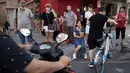 Orang-orang berkumpul ketika pihak berwenang China bersiap untuk memasuki Konsulat Amerika Serikat (AS) di Chengdu, Senin (27/7/2020). Para diplomat Amerika Serikat meninggalkan konsulat AS di Kota Chengdu, menyusul keputusan Beijing untuk menutup kantor tersebut. (AP Photo/Ng Han Guan)