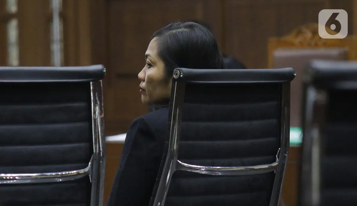 Terdakwa perantara suap mantan anggota DPR Bowo Sidik Pangarso, M Indung Andriani saat menjalani sidang pembacaan tuntutan di Pengadilan Tipikor, Jakarta, Rabu (16/10/2019). M Indung Andriani dituntut 4 tahun penjara dan denda Rp 200 juta. (Liputan6.com/Helmi Fithriansyah)