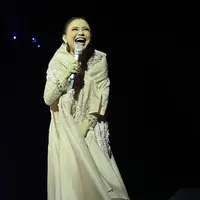 Rossa menggelar konser tunggal dengan tajuk The Journey of 21 Dazzling Years. Konser merayakan perjalanan kariernya yang mencapai 21 tahun. Konser berlangsung sukses di Jakarta Convention Center, Kamis (13/4/2017) malam. (Bambang E. Ros/Bintang.com)