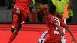 Gelandang Leverkusen, Hakan Çalhanoğlu (kiri) melakukan selebrasi usai mencetak gol ke gawang Lazio pada leg kedua Liga Champions di Leverkusen, Jerman, (26/8/2015). Leverkusen menang atas Lazio dengan skor 3-0. (AFP PHOTO/Patrik STOLLARZ)