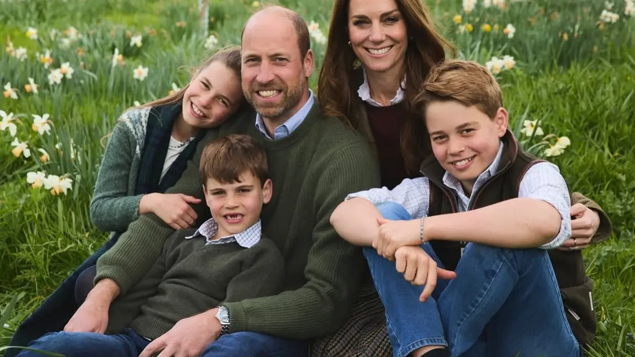 Pangeran William dan Kate Middleton rilis Kartu Natal 2025 bersama ketiga anaknya. [@princeandprincessofwales]