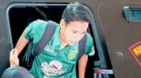 Pemain Persebaya saat turun dari barracuda yang membawa mereka menuju Stadion Kanjuruhan, Malang, Sabtu (6/10/2018). (Bola.com/Aditya Wany)