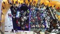 Konsumen mencoba pengalaman menggunakan perangkat Gear VR di Consumer Launch Samsung Galaxy S7 dan S7 Edge.
