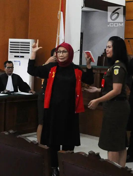 Terdakwa kasus dugaan penyebaran berita bohong atau hoaks Ratna Sarumpaet mengangkat tangan seusai menjalani sidang lanjutan di PN Jakarta Selatan, Rabu (6/3/2019). Sidang beragendakan pembacaan nota keberatan atau eksepsi. (Liputan6.com/Herman Zakharia)