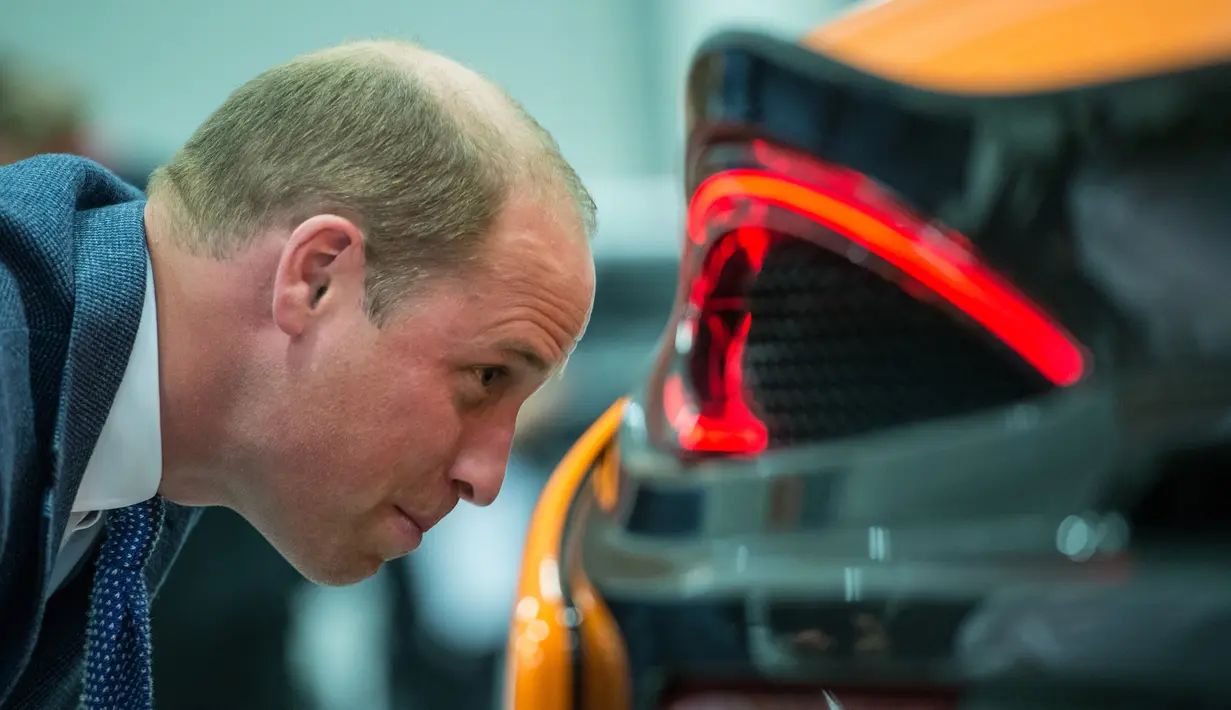 Pangeran William melihat mobil McLaren 720S yang sedang dirakit di McLaren Automotive Production Center di Woking (12/9). McLaren 720S ini masuk jajaran mobil terbaik yang pernah diciptakan McLaren. (AFP Photo/Pool/Chris J Ratcliffe)