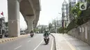 Kendaraan melintasi jalur sepeda di Jalan Fatmawati Raya, Jakarta Selatan, Kamis (21/11/2019). Pemprov DKI menerapkan tilang kepada para penerobos jalur sepeda setelah uji coba selama beberapa bulan. (Liputan6.com/Immanuel Antonius)