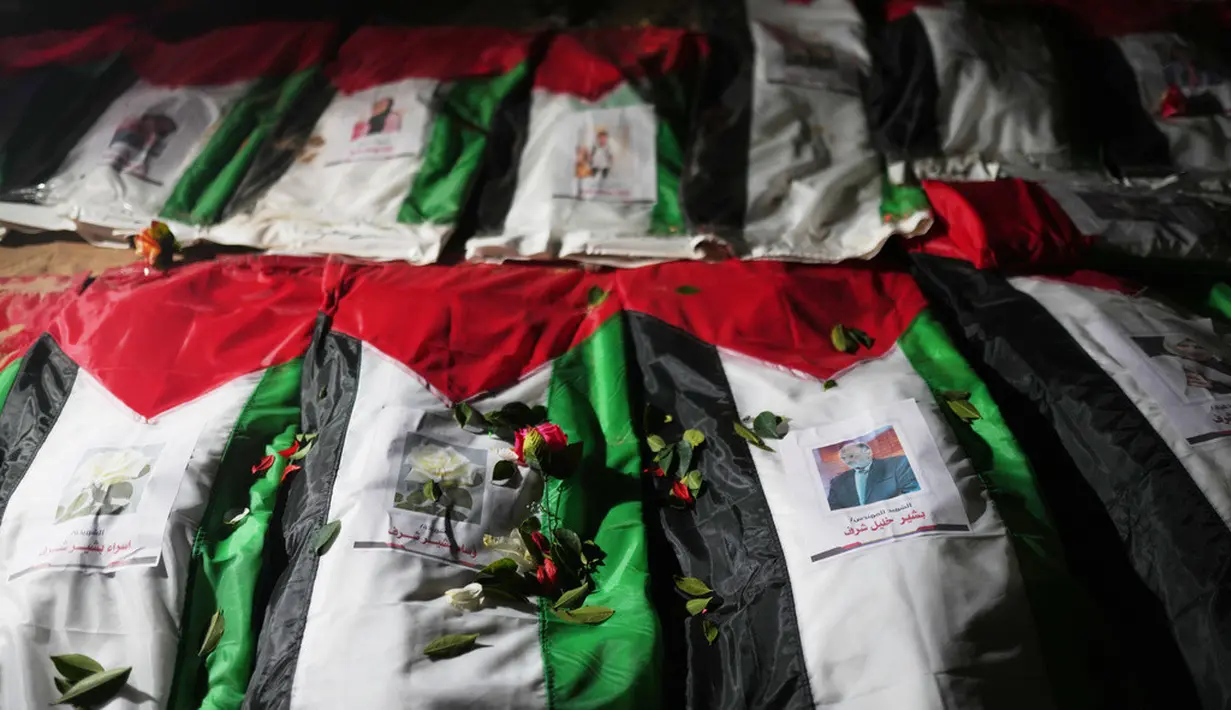 Jenazah warga Palestina yang tewas dalam serangan Israel selama perang dengan Hamas terbaring di tanah setelah baru-baru ini ditemukan dari bawah reruntuhan bangunan. Jenazah yang dibungkus bendera Palestina tersebut berada dalam prosesi pemakaman di Kota Gaza, Rabu (30/9/2026). Penemuan jenazah dari reruntuhan dilakukan setelah operasi pencarian di sejumlah lokasi terdampak serangan. Keluarga dan warga setempat kemudian berkumpul untuk memberikan penghormatan terakhir kepada para korban. (AP Photo/Jehad Alshrafi)